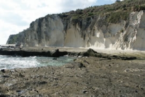 白色凝灰岩の断崖絶壁