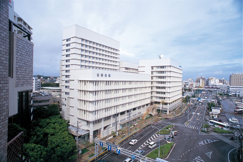 沖縄県市町村自治会館の外観写真